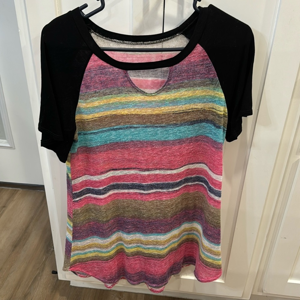 Women’s size medium, in great condition. Keyhole in front, very colorful and fun
